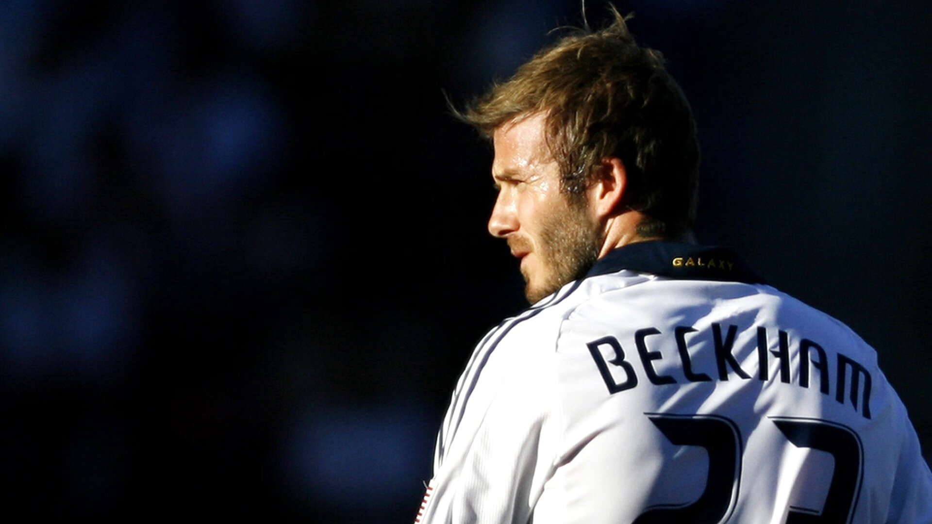 开云官网-F1街道赛之夜，詹姆斯关键制胜，赛道与人生的双重超越  第2张